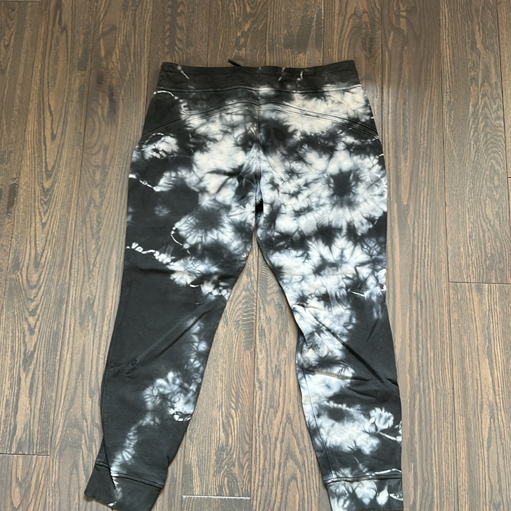 Lululemon scuba jogger - *does have hole* - Picture 2 of 6